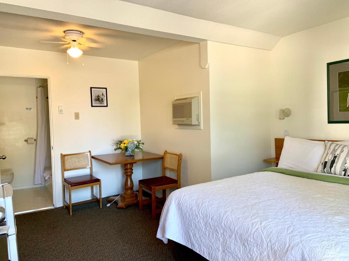 Mountain Springs Motel Рейдиум-Хот-Спрингс Экстерьер фото