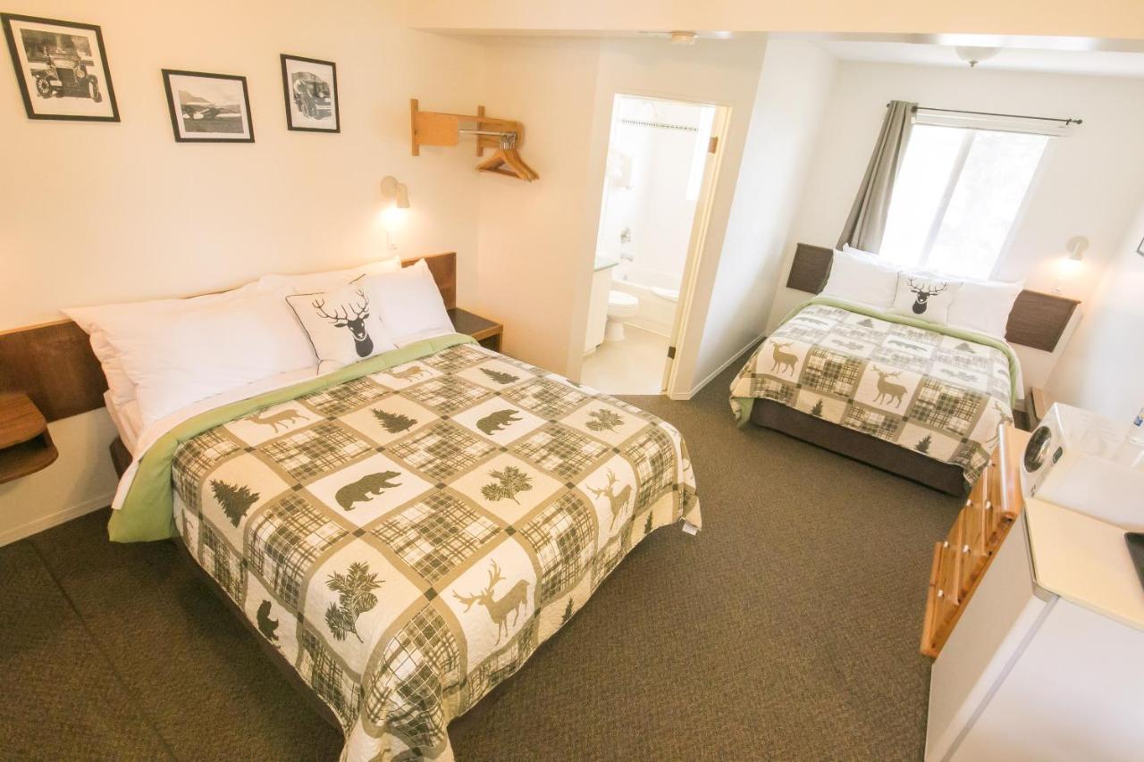 Mountain Springs Motel Рейдиум-Хот-Спрингс Экстерьер фото