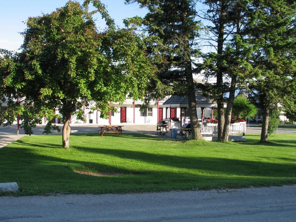 Mountain Springs Motel Рейдиум-Хот-Спрингс Экстерьер фото